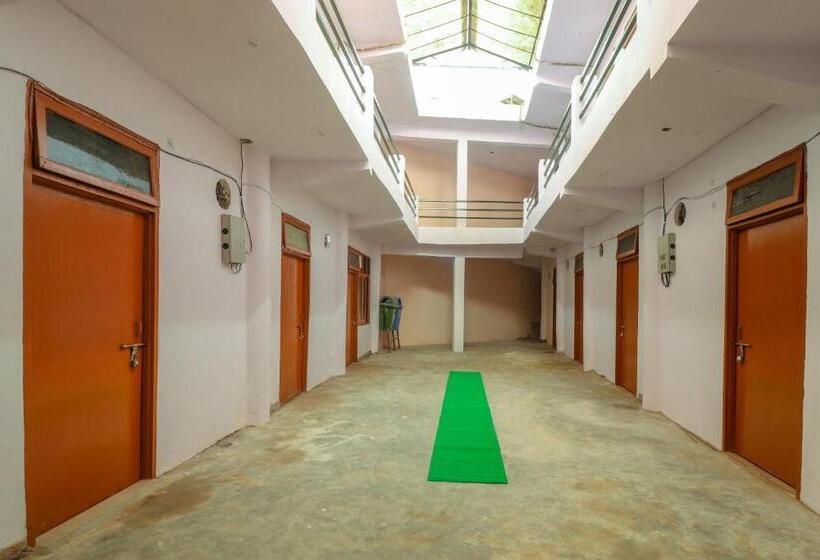 בית מלון כפרי Oyo Av Inn