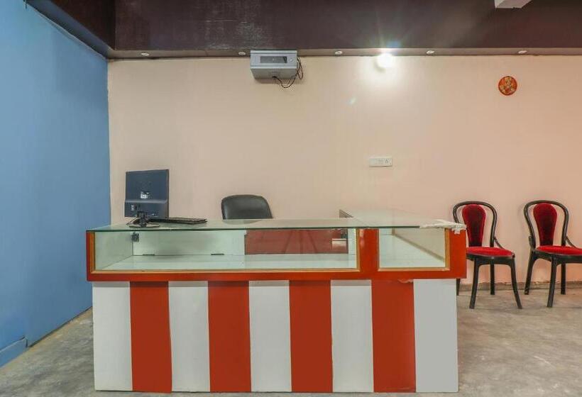 בית מלון כפרי Oyo Av Inn