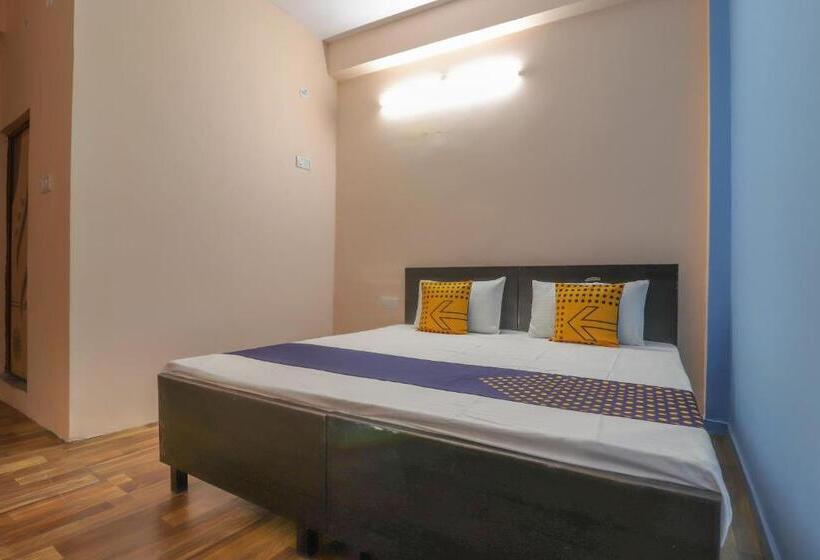 בית מלון כפרי Oyo Av Inn