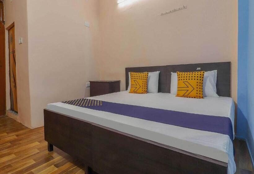 בית מלון כפרי Oyo Av Inn