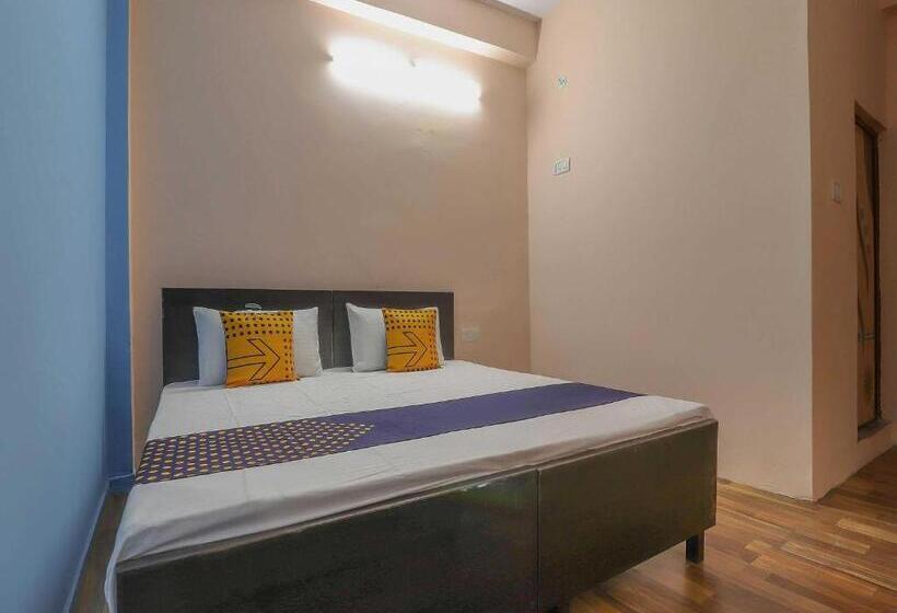 בית מלון כפרי Oyo Av Inn