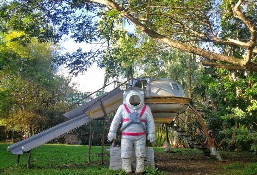 Otel Silangang Nayon