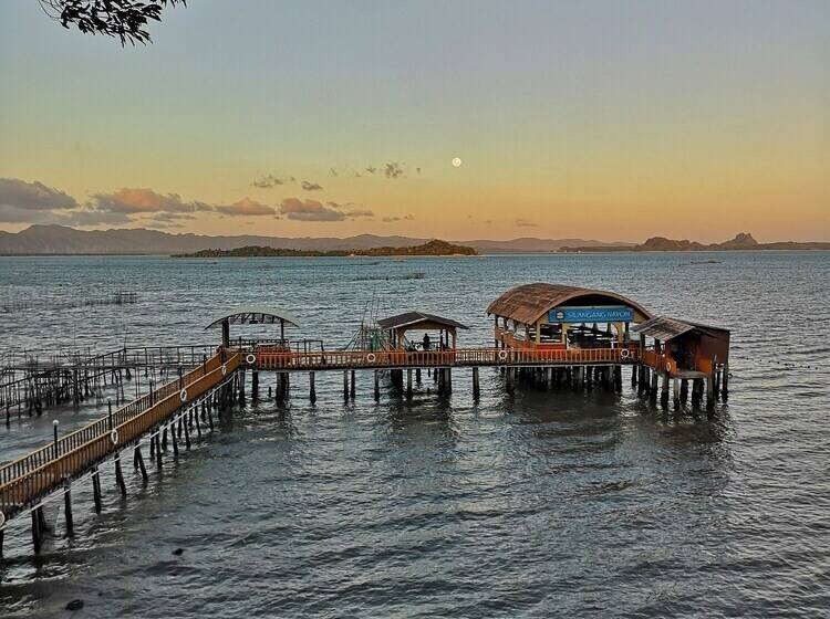 Otel Silangang Nayon