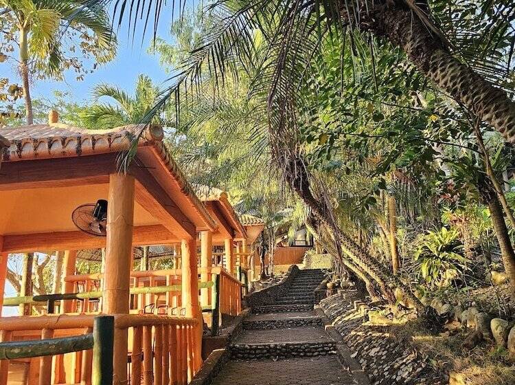 Otel Silangang Nayon