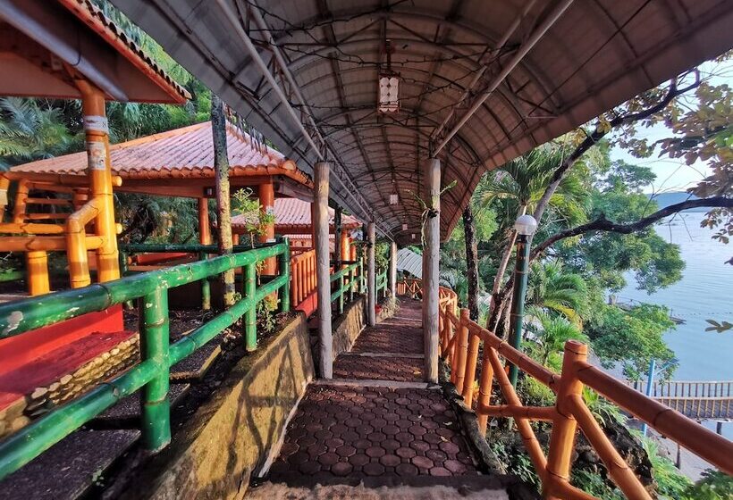 Otel Silangang Nayon