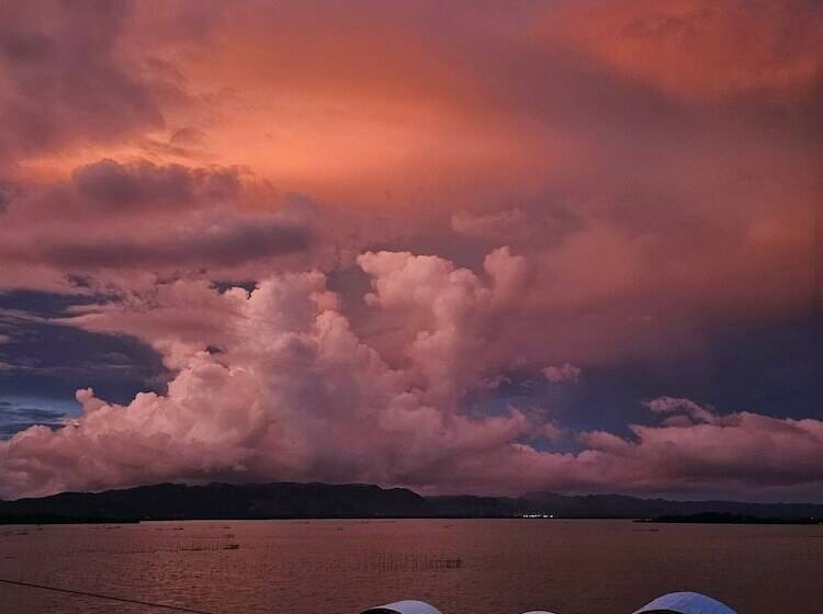 Otel Silangang Nayon