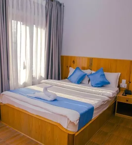 Roamers Inn Hostel