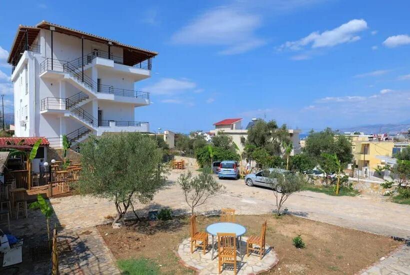 تختخواب و صبحانه Kel Rooms