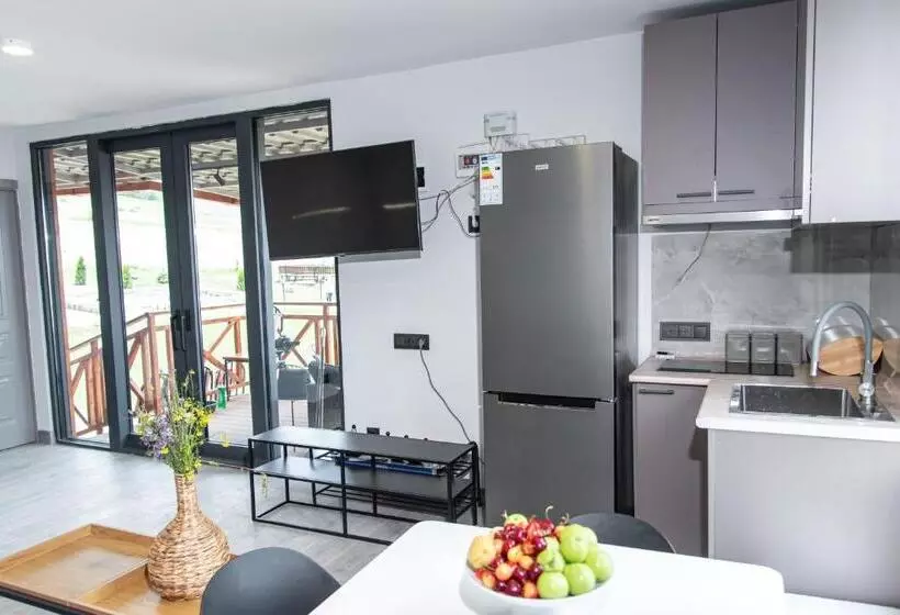 ペンション Aparan Guest House