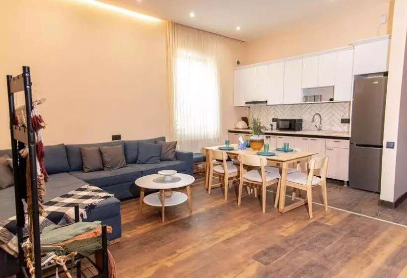 ペンション Aparan Guest House