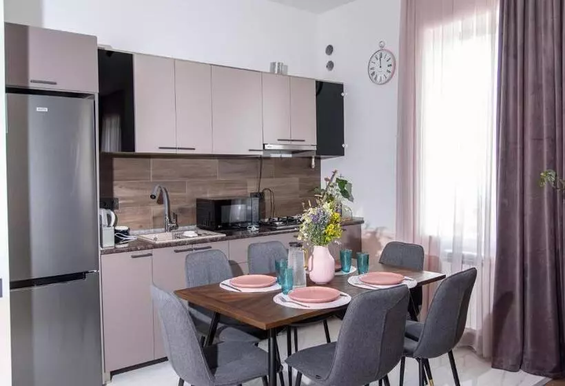 ペンション Aparan Guest House