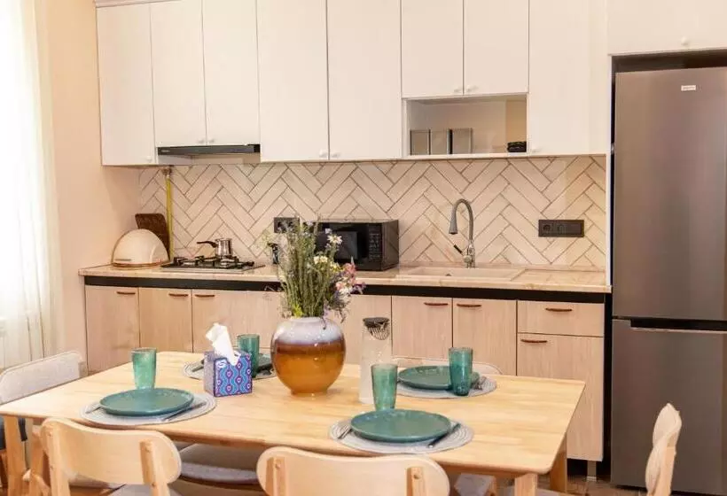 ペンション Aparan Guest House