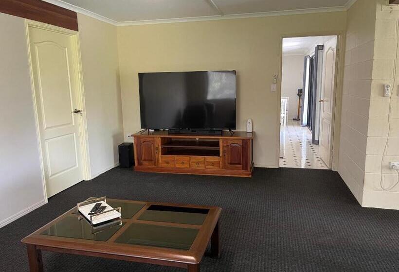 Пансион Cooloola Cove Hideaway