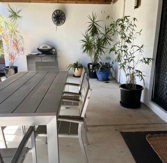 Пансион Cooloola Cove Hideaway