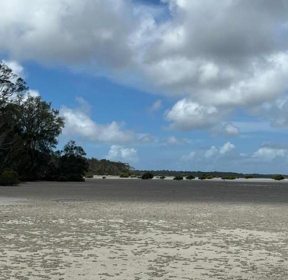 Пансион Cooloola Cove Hideaway