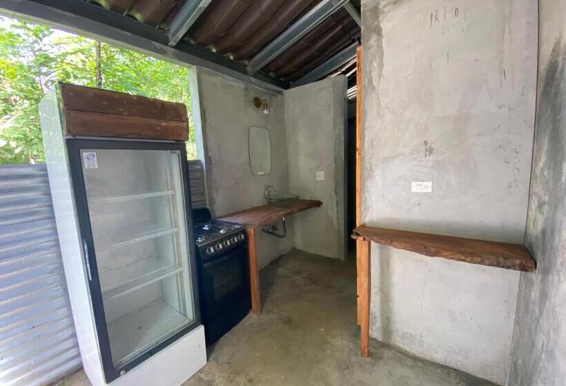 ペンション The Hide Away