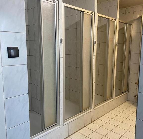 Pensão Einfache Schlafmöglichkeit Mit Gemeinschaftsküche Und Bad