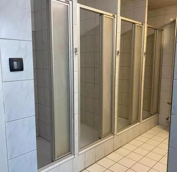 Majatalo Einfache Schlafmöglichkeit Mit Gemeinschaftsküche Und Bad