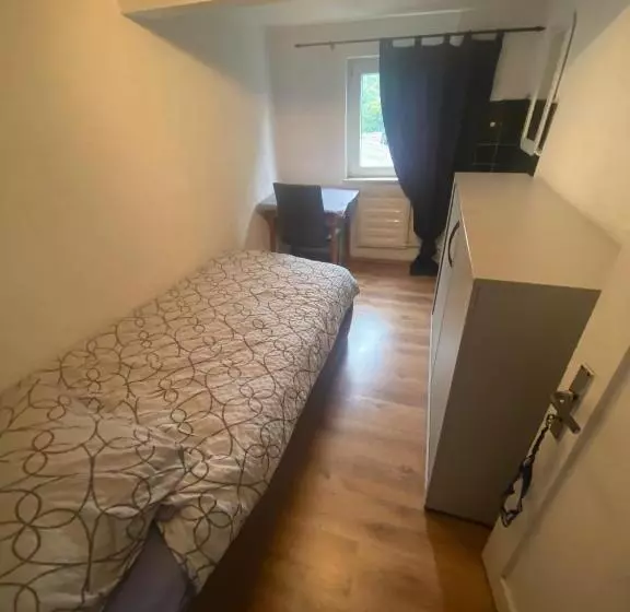 Majatalo Einfache Schlafmöglichkeit Mit Gemeinschaftsküche Und Bad