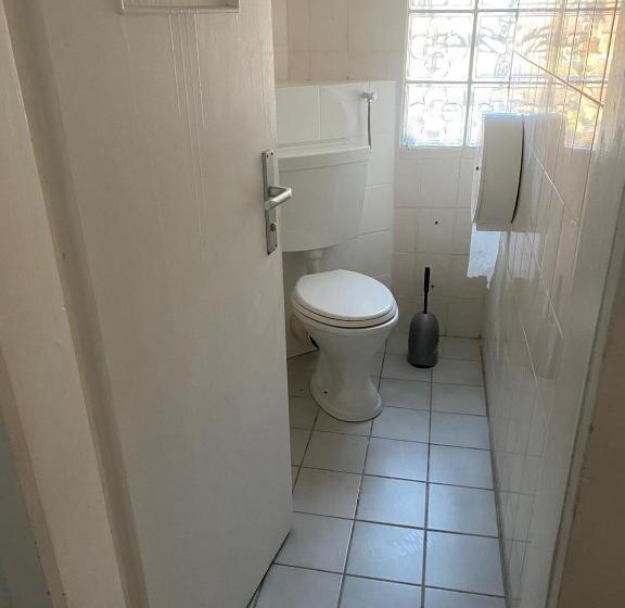 Pensão Einfache Schlafmöglichkeit Mit Gemeinschaftsküche Und Bad