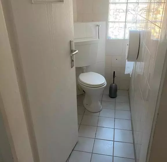 Majatalo Einfache Schlafmöglichkeit Mit Gemeinschaftsküche Und Bad