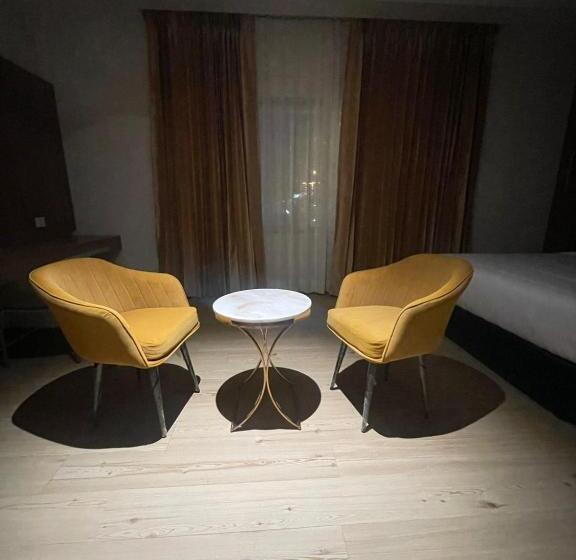 Отель Three Seasons