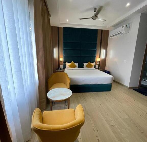 Отель Three Seasons