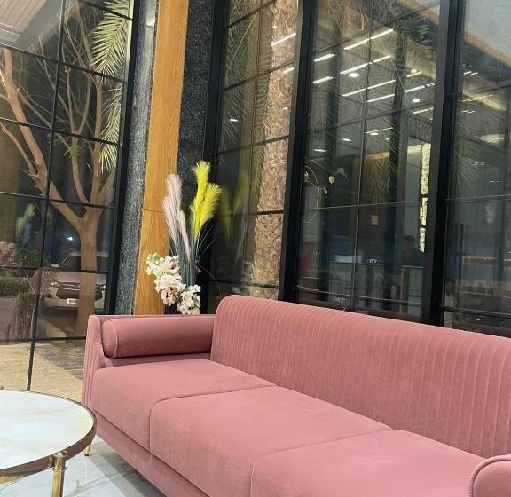 Отель Three Seasons