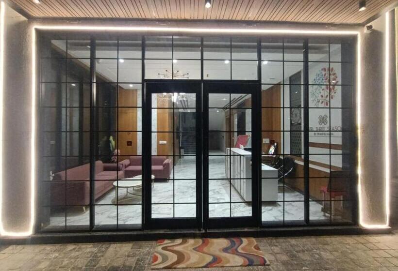 Отель Three Seasons