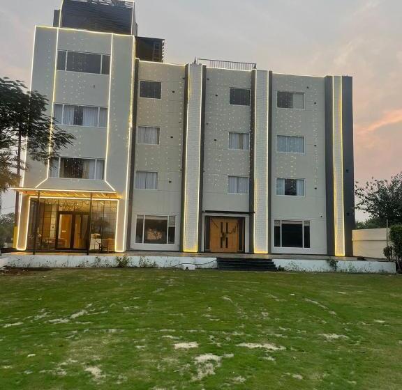 Отель Three Seasons