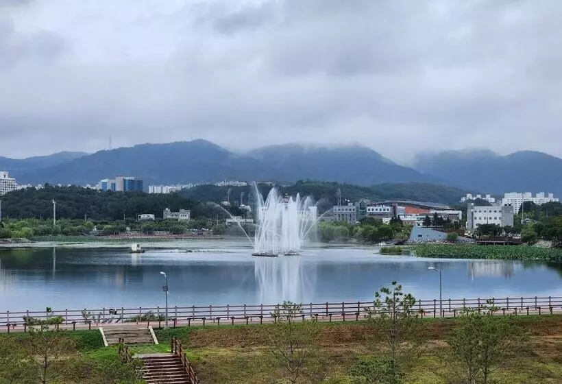 ペンション 경산호수뷰 미드센추리&워케이션 3베드