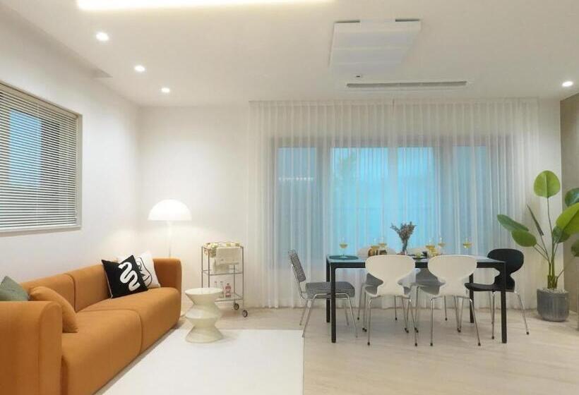 Пансион 경산호수뷰 미드센추리&워케이션 3베드