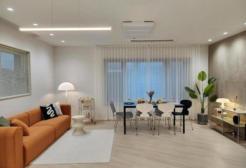 Пансион 경산호수뷰 미드센추리&워케이션 3베드