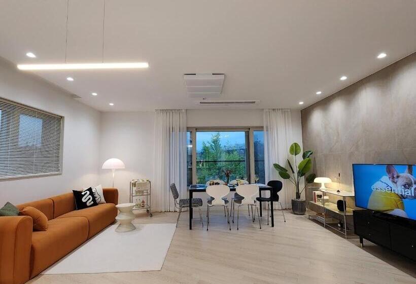 Пансион 경산호수뷰 미드센추리&워케이션 3베드