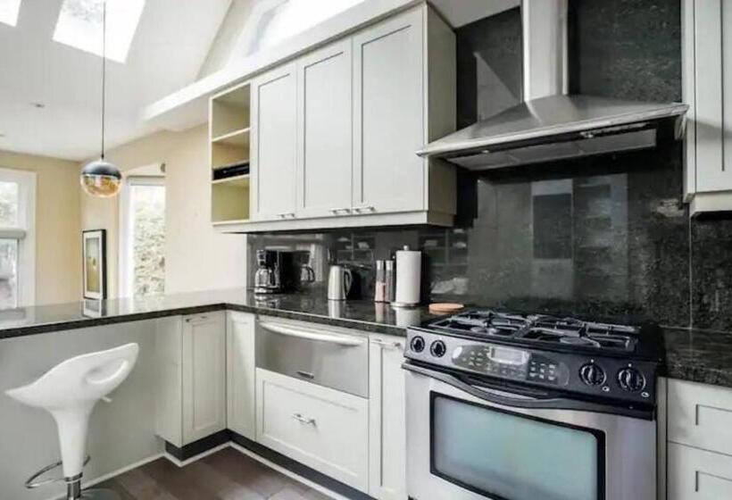 Pensionat Double Bedroom On Up Or 3 Bedrooms In Basement Near Eglinton Subway Station