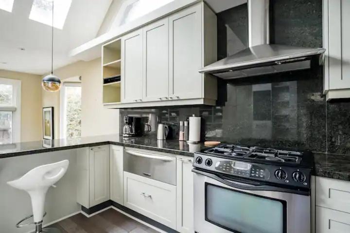 Pensionat Double Bedroom On Up Or 3 Bedrooms In Basement Near Eglinton Subway Station