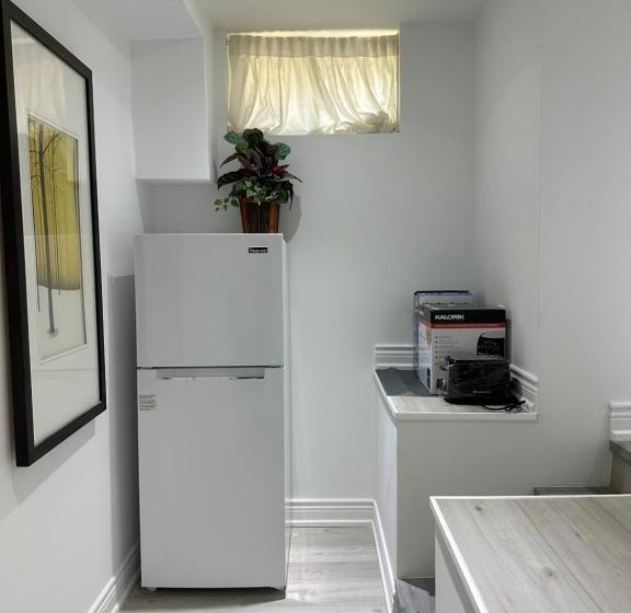Pensionat Double Bedroom On Up Or 3 Bedrooms In Basement Near Eglinton Subway Station