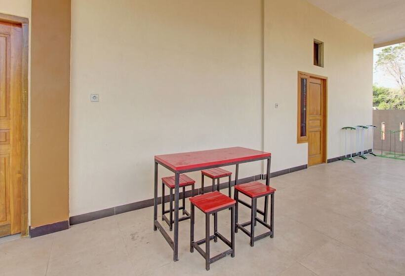 בית מלון כפרי Galih Kostel 2 Syariah By Oyo