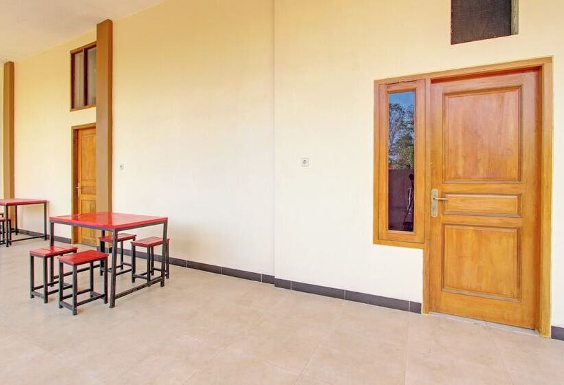 בית מלון כפרי Galih Kostel 2 Syariah By Oyo