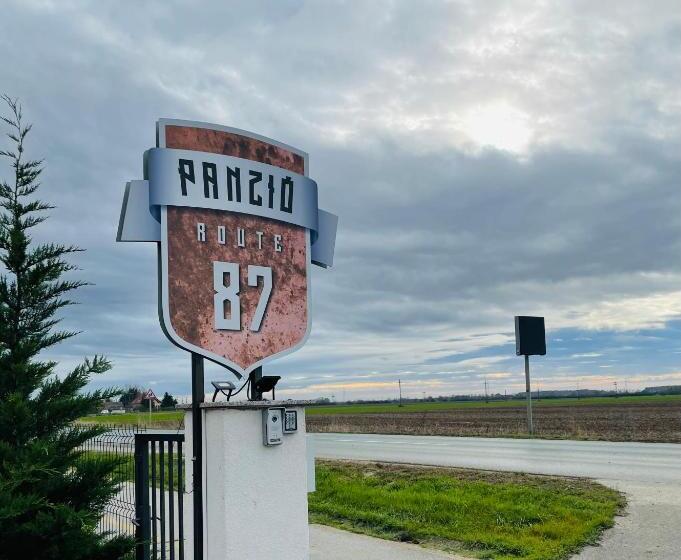 ホテル Panzió Route 87