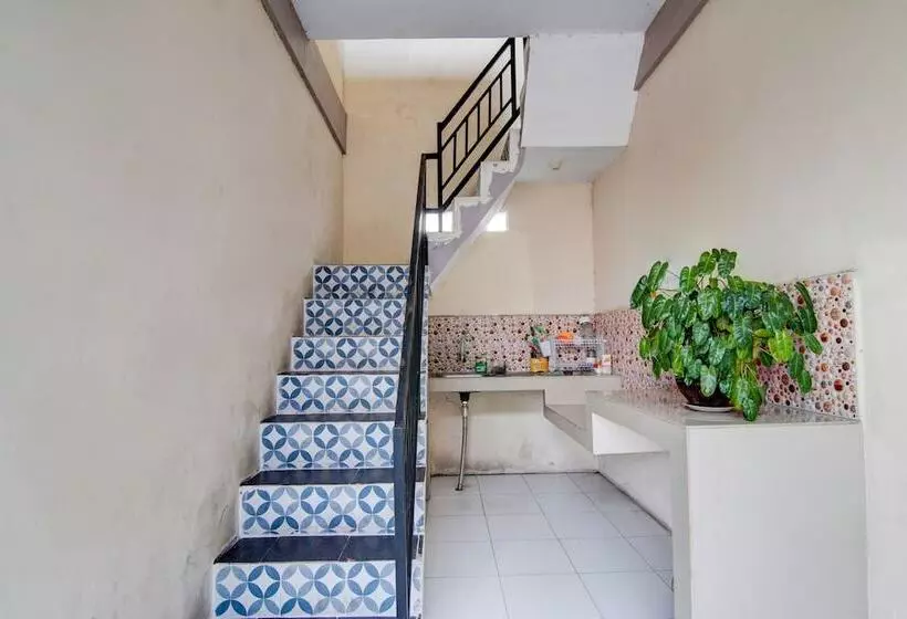 Hotelli Raya Guest House Syariah By Oyo