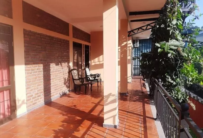 ホテル Serene Inn Kandana