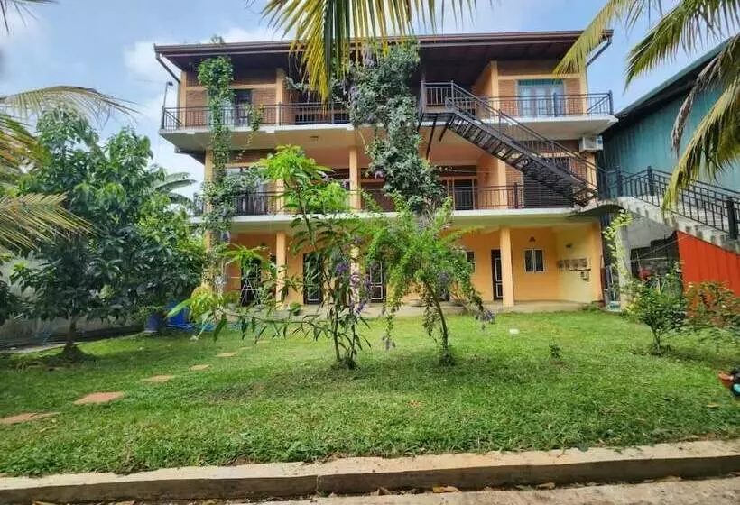 ホテル Serene Inn Kandana