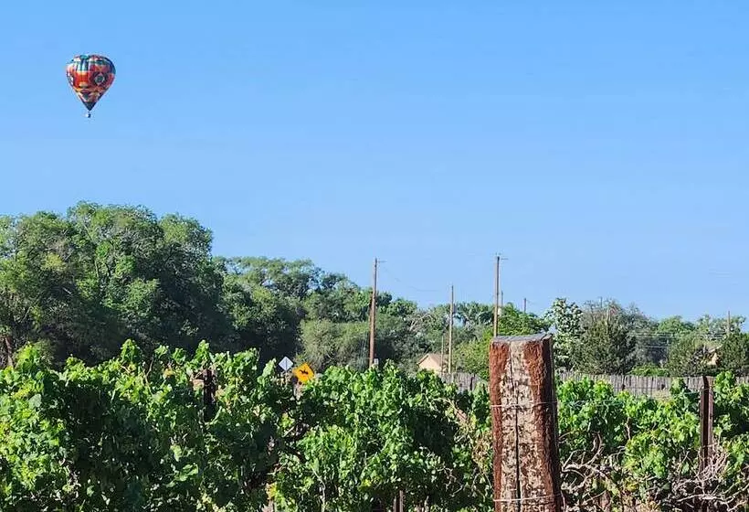 Aamiaismajoitus (B&B) Red Mountain Manor Vineyard And Guesthouse