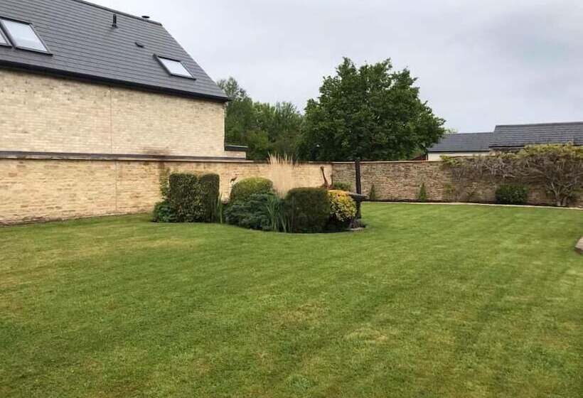 Charming 5 Bed Cottage In Old Sodbury Bristol