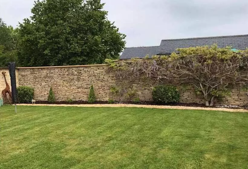 Charming 5 Bed Cottage In Old Sodbury Bristol