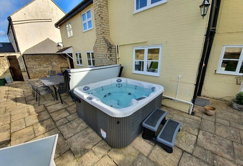 Charming 5 Bed Cottage In Old Sodbury Bristol