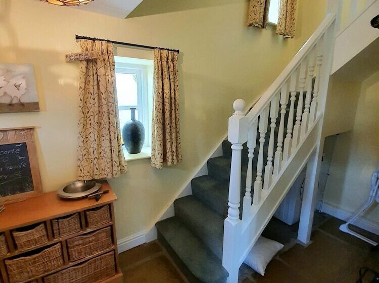 Charming 5 Bed Cottage In Old Sodbury Bristol