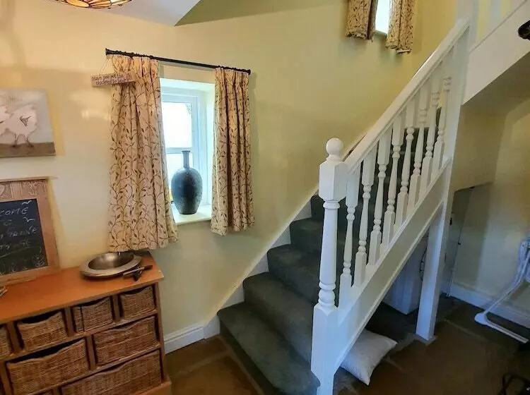 Charming 5 Bed Cottage In Old Sodbury Bristol