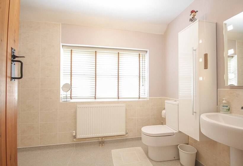 Charming 5 Bed Cottage In Old Sodbury Bristol